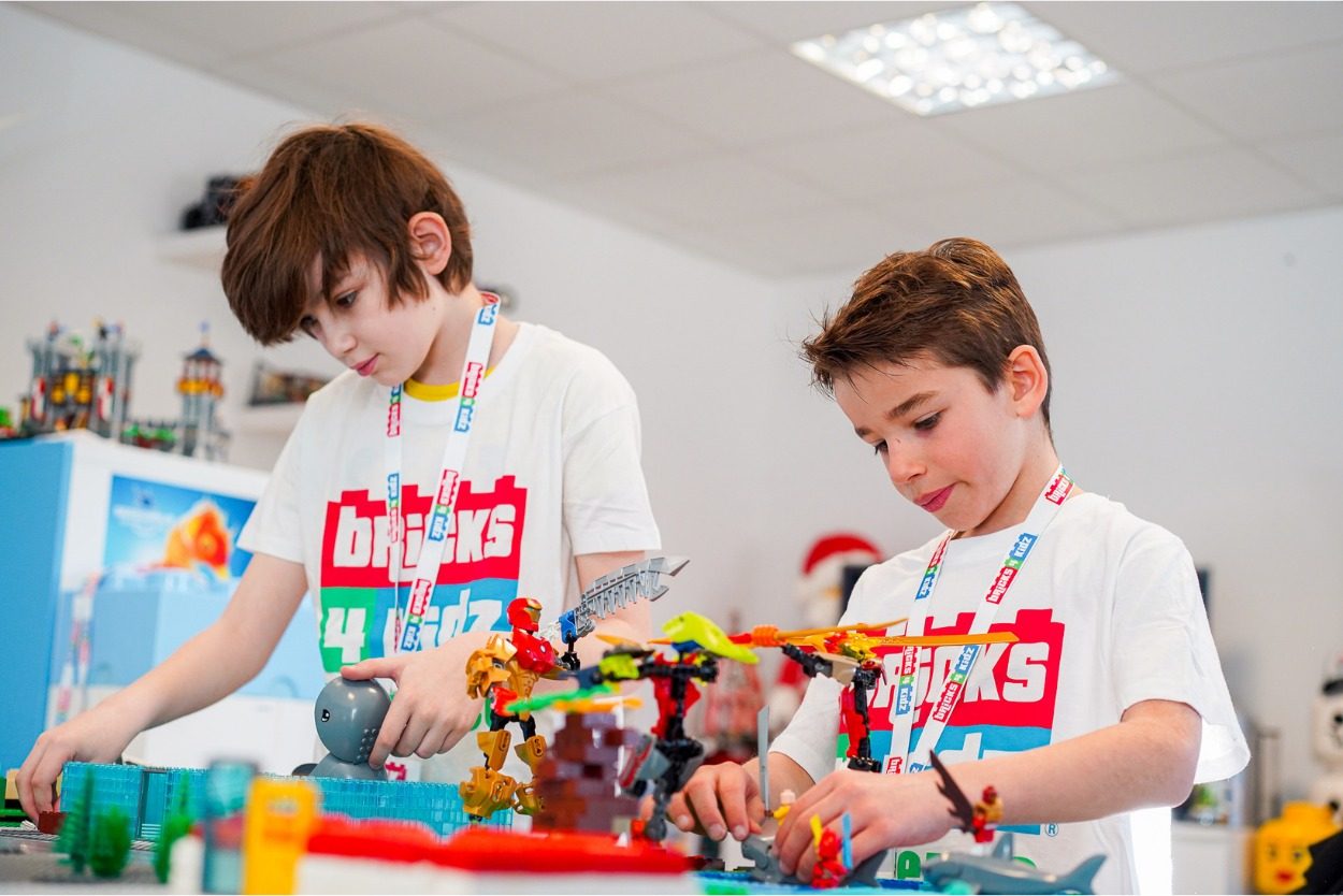 Enfants assemblant des briques LEGO® lors d'un atelier Bricks 4 Kidz