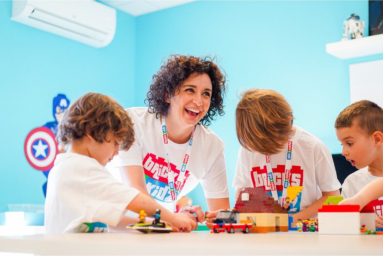Animationsperson und Kinder an einem Tisch voller Steine