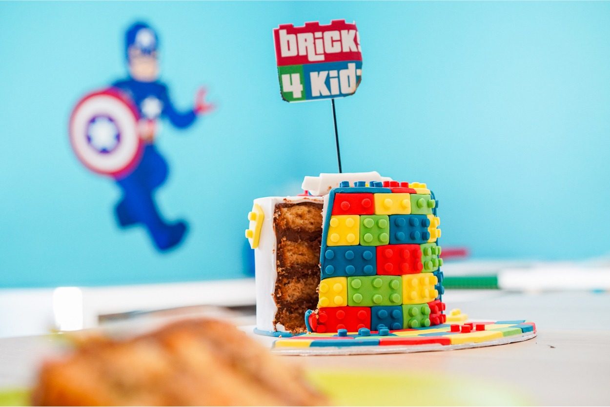 Bricks 4 Kidz Geburtstagskuchen aus bunten Steinen