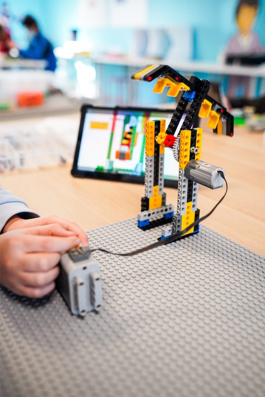 Von einem Tablet gesteuerter LEGO®-Roboter