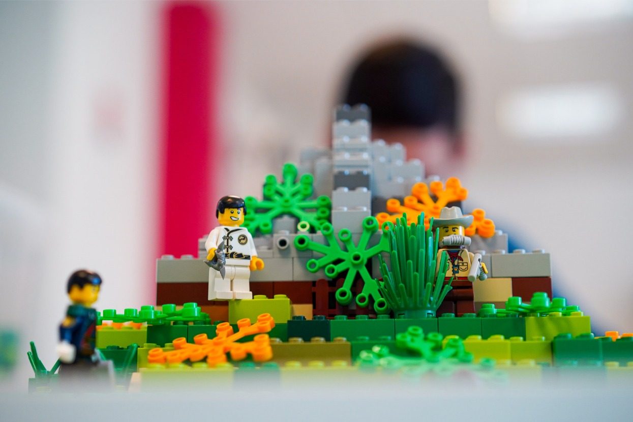 Enfants construisant en LEGO® chez Bricks 4 Kidz