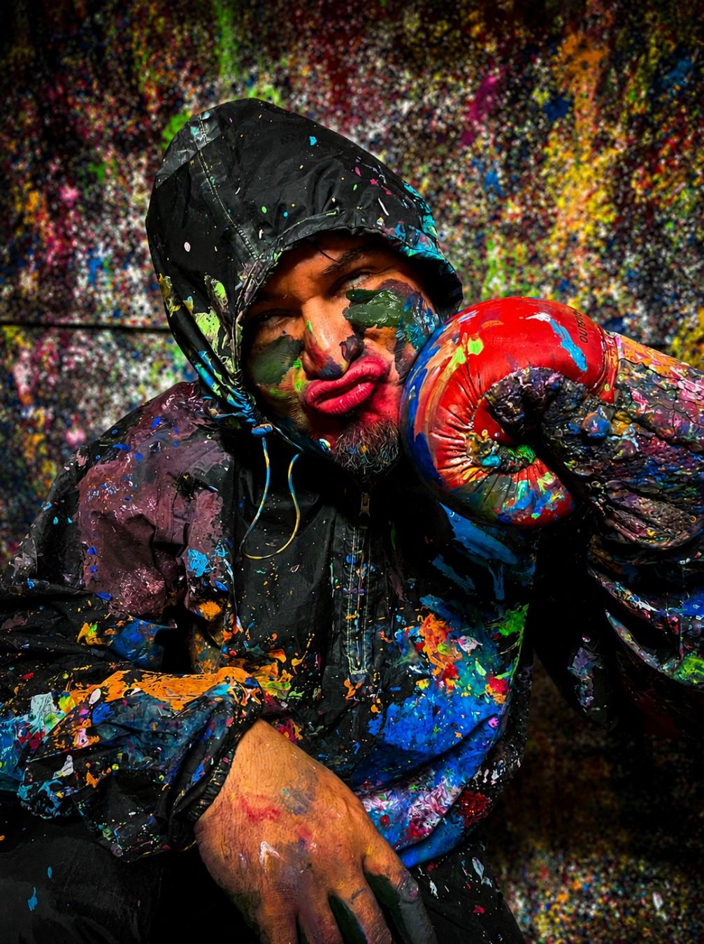 Participante ColoRoom, gant de boxe au poing et visage éclaboussé de peinture
