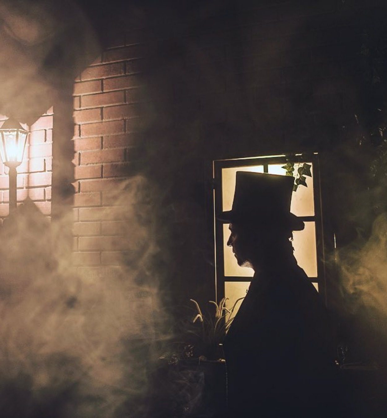 Salle Jack l'Éventreur : silhouette au chapeau dans la brume d'une ruelle de Londres, 1888